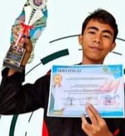  M Ihsan Hanafi siswa MAN I Padang Panjang juara 3 Robot Soccer ajang URC I Nasional tingkat Sumatra Barat.
